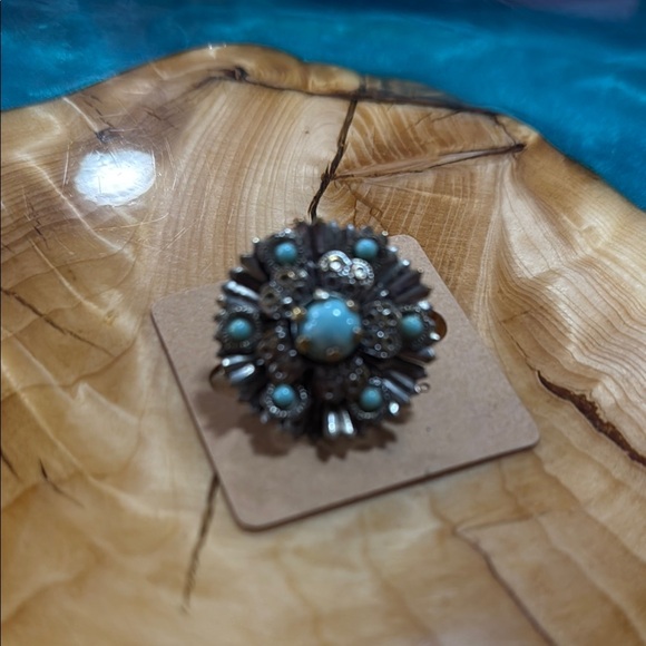 Vintage Silver and Blue Sunburst Brooch with Intricate Metalwork - Picture 2 of 4